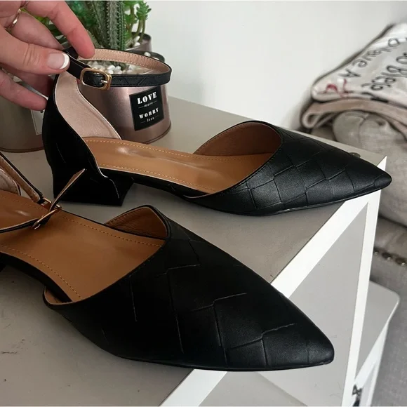 Elegant Black Women's Shoes - Picture 2 of 4